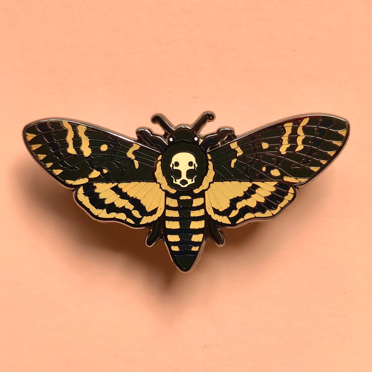 hyper_finch's tweet photo. Deathβs Head Hawkmoth hard enamel pin π https://t.co/Cq4NaemFax
.
.
#pins #hardenamelpins #moth #deathmoth #insectpin #pingame #pinoftheday https://t.co/zNHqkAC7ix