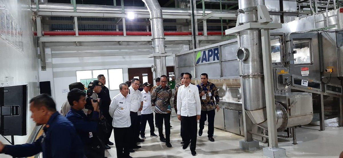 santiknya's tweet photo. Selamat datang Presiden @jokowi . Beliau resmikan pabrik PT Asia Pacific Rayon di Pangkalan Kerinci, bahan viscosenya dari pulp punya @RAPP_Official .  #iloveviscose #everythingindonesia https://t.co/1rPmYQs2ze