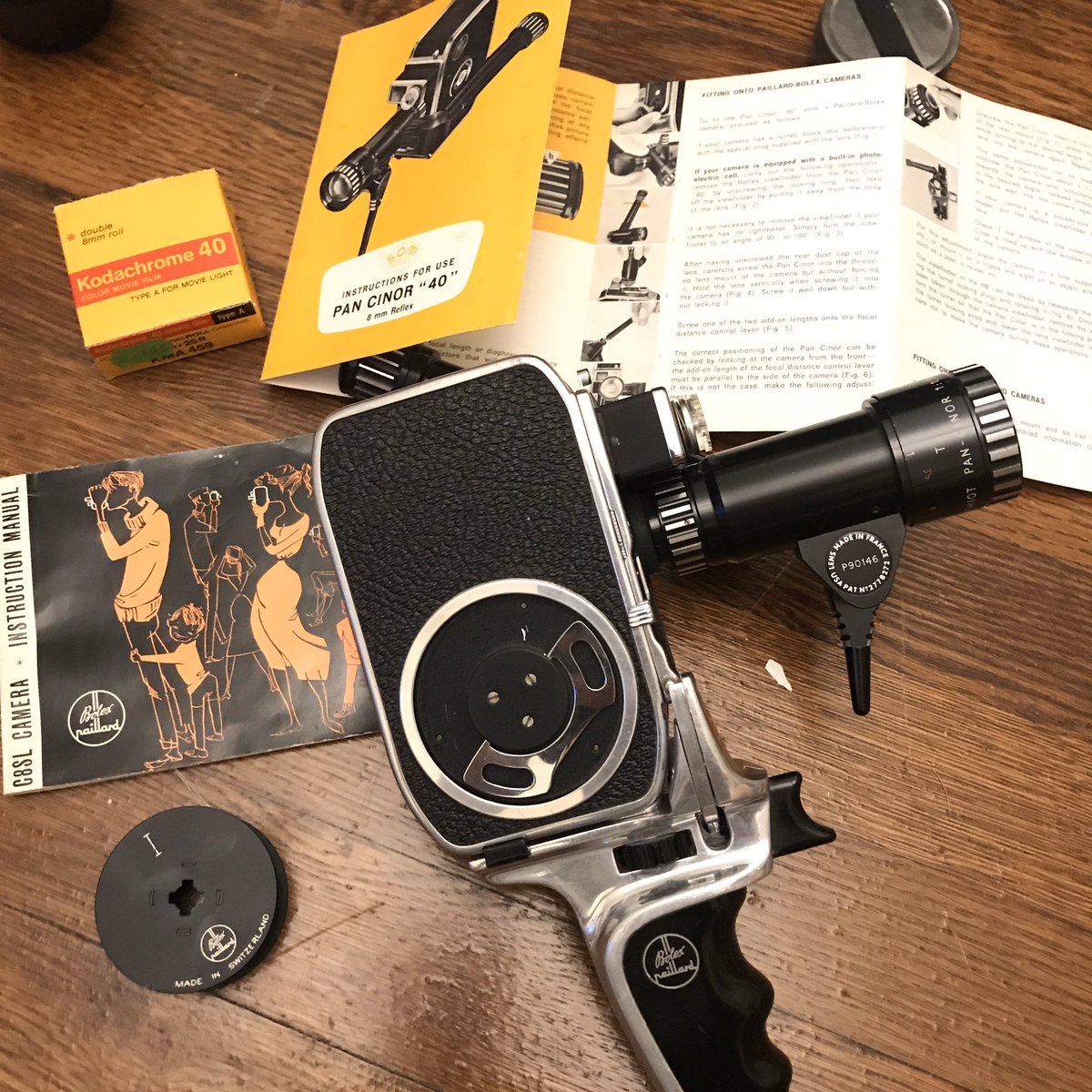 pinotski's tweet photo. Nemu kamera Bolex th 1960 awal, format double 8mm. Filmnya diputer pake pegas kayak mainan jadul. Nyobain pakai film hitam putih dulu, $18 + $25 buat ongkos develop. Scannya mending sendiri aja dari projector 8mm. #retrolab https://t.co/Sq9qhYi1A9