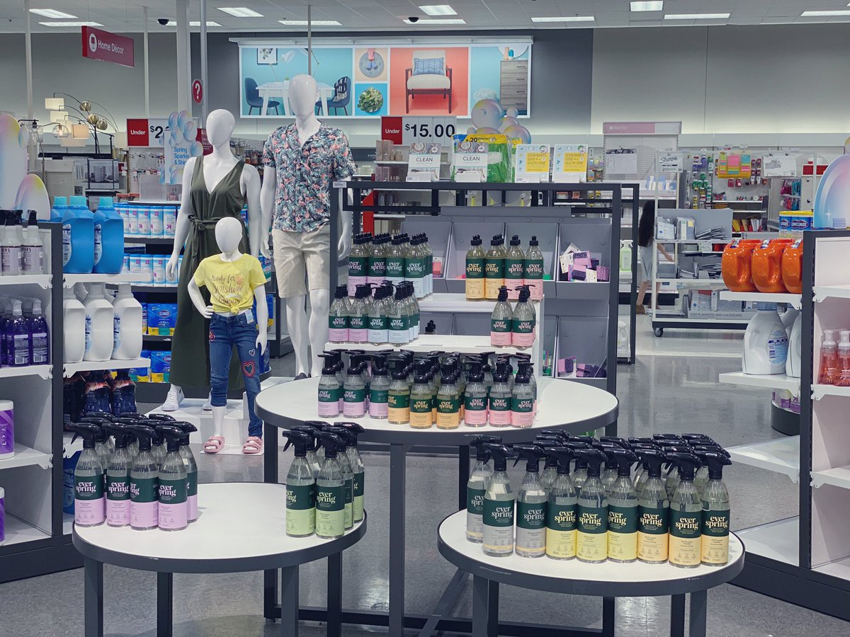 thomasn2186's tweet photo. i love a good color story with essential products! Time for some spring cleaning! #visualmerchandising #vm #everspring @1ashower @donnariv686 https://t.co/Wb4A6dBJIV