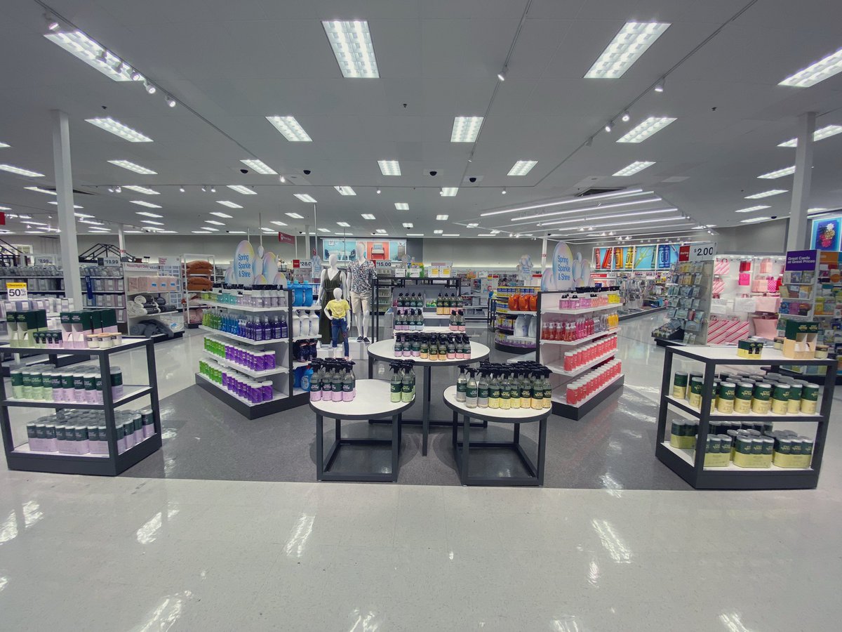 thomasn2186's tweet photo. i love a good color story with essential products! Time for some spring cleaning! #visualmerchandising #vm #everspring @1ashower @donnariv686 https://t.co/Wb4A6dBJIV