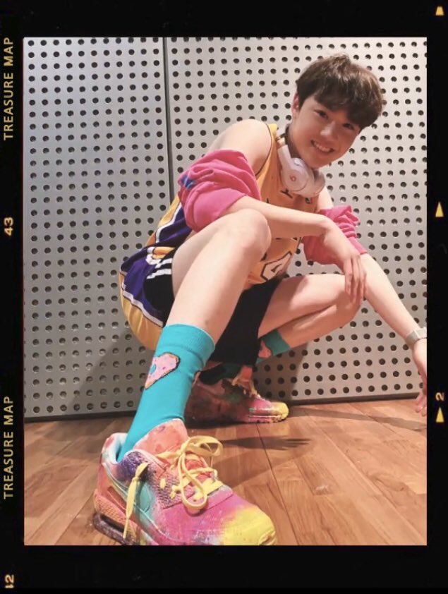 mp______qm's tweet photo. ชอบมากกกก ไอเด็กวายจีเป็นทุกคน เป็นทุกรุ่นเลย ที่ชอบทำรองเท้า ทำเสื้อผ้าอะ แล้วเอามาแต่งตัวมันดูไม่เยอะไม่เกิน มันดูเท่มากกกก สุดปังเลยอะ #TREASURE https://t.co/Yw0ij3jQvv