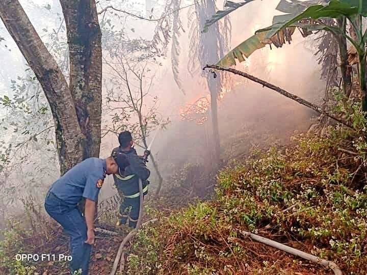 AlertsPea's tweet photo. BREAKING NEWS: Forest fire hits Tublay, Benguet
FOREST FIRE: Vicinity of Brgy. Ambassador, Tublay, Benguet
Involved: Residential
Date: 19 February 2020 - ONGOING
-> FOREST FIRE IN PROGRESS BY BFP
#FireAlert #ForestFire #Tublay #Benguet https://t.co/1QkBdt57lX