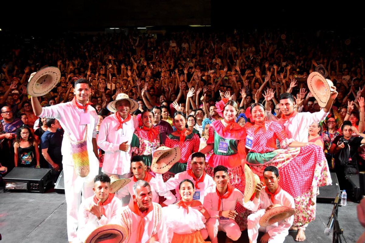 El #EcosistemaMusical de #LaNocheDelRío se completó con la visita sorpresa del <a href="/carlosvives/">Carlos Vives</a>, un artista inspirado por los sonidos de nuestro Río Magdalena 👏🏼 ¡Gracias por acompañar a los barranquilleros! 

🎂¡Felices quince, Noche del Río! 🌊🌛
#SoyFiestaSoyBaq