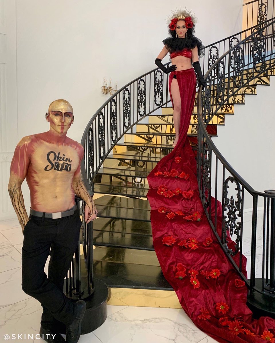 SkinCity's tweet image. Living Red Carpet 💋
Mansion 54 event with the Las Vegas Chamber of Commerce
*
Event @lvchamber mixer
Models @lingenbear @benbeaufils 
Bodypaint: @mdmpaints 
@robinslonina for @skincity
Hair &amp;amp; Mua @wrightbalz &amp;amp; @cyoungmakeup
Location @masion54lasvegas
Headdress: @lettylopezmakeup