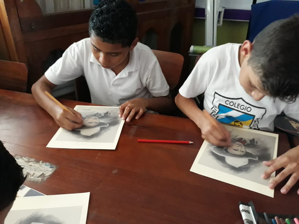 WaslalaFSLN's tweet photo. ✊Niñ@s del colegio público Rubén Darío🏢 modalidad secundaria regular 🎨 pintan de colores al Gral: #Augusto_C_Sandino🔴⚫
#SandinoSolDeLibertad #SandinoPatriayLibertad https://t.co/YlvvIdzLCd
