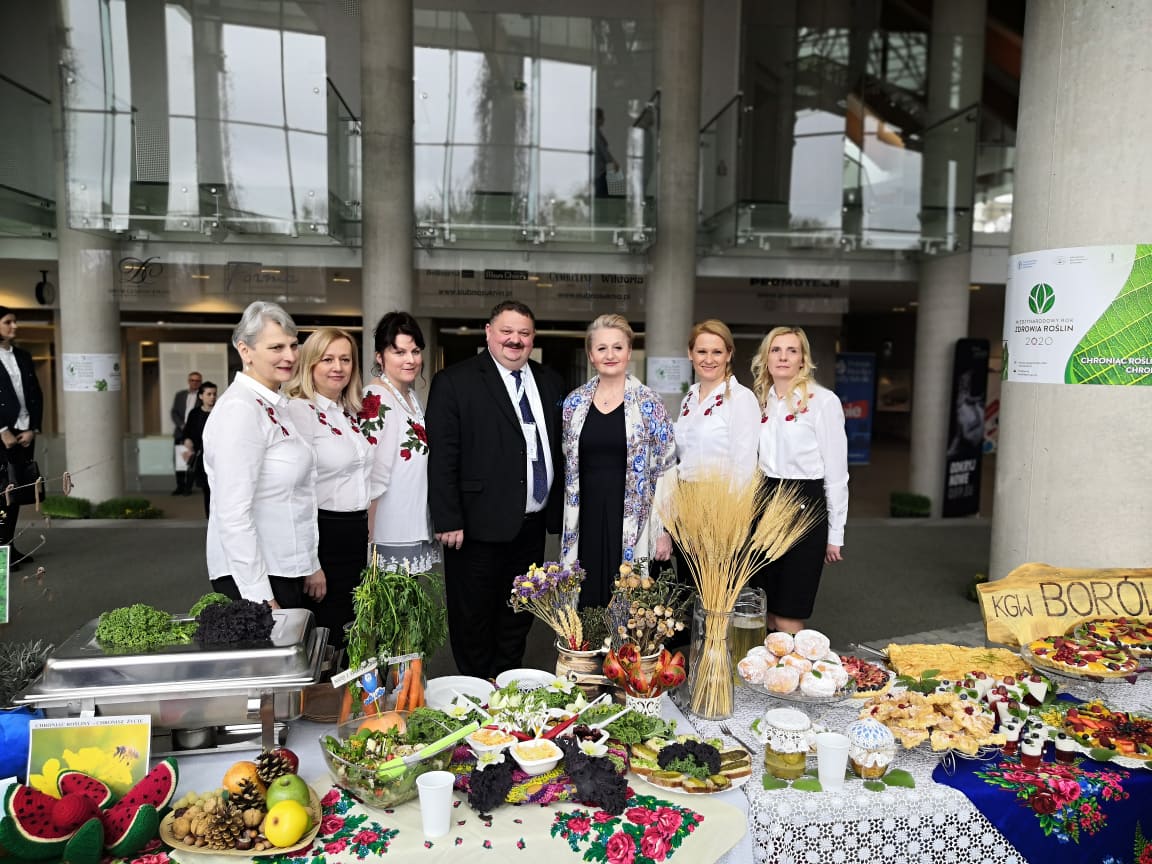 AwaBurnos's tweet photo. 🌿🌿Chroniąc rośliny, chronisz życie.🌿🌿
Miałam ogromną przyjemność razem z Wicemarszałkiem Stanisław Derehajło zainaugurować Podlaski Festiwal Roślin 2020. 
Podlaski Festiwal Zdrowia Roślin 2020 objęty jest Honorowym Patronatem Marszałka Województwa Podlaskiego Artur Kosicki. https://t.co/YgVI4HNk7D