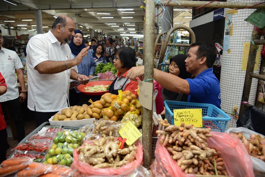komunikasi_gov's tweet photo. YB Tuan @GobindSinghDeo, Menteri Komunikasi dan Multimedia telah turun padang dan bersama-sama mengedarkan risalah dalam Program Info on Wheels (IoW) di Pasar Besar Kota Kinabalu, Sabah hari ini.

#KKMM

https://t.co/DQSqcFvJud https://t.co/sEgqksHACB