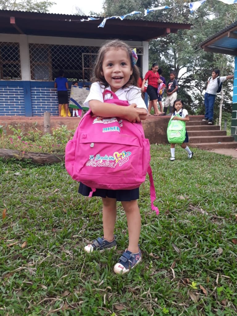 WaslalaFSLN's tweet photo. Alex y Grethel de tan solo 3 y 4 añitos✌ ambos originarios de la comunidad #Dipina_Waslala con una tremenda sonrisa estos pequeñitos cargaban sus paquetes escolares📚✏🖍enviado por nuestro comandante Daniel Ortega.🔴⚫
#SandinoSolDeLibertad https://t.co/Kr5kkmi460