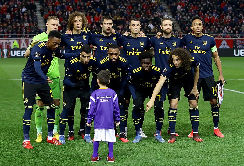 超ワールドサッカー ホッコリ アーセナルの試合前集合写真に 12人目 迷子のエスコートキッズが飛び入り 機転を利かせたのが グエンドウジやマルティネッリ ウィロックの若手 少年に対して ここに来なよ と 前列のスペースを指さし 記念撮影 超ワールドサッカー ホッコリ アーセナルの試合前集合写真に 12人目 迷子のエスコートキッズが飛び入り 機転を利かせたのが グエンドウジやマルティネッリ ウィロックの若手 少年に対して ここに来なよ と 前列のスペースを指さし 記念撮影