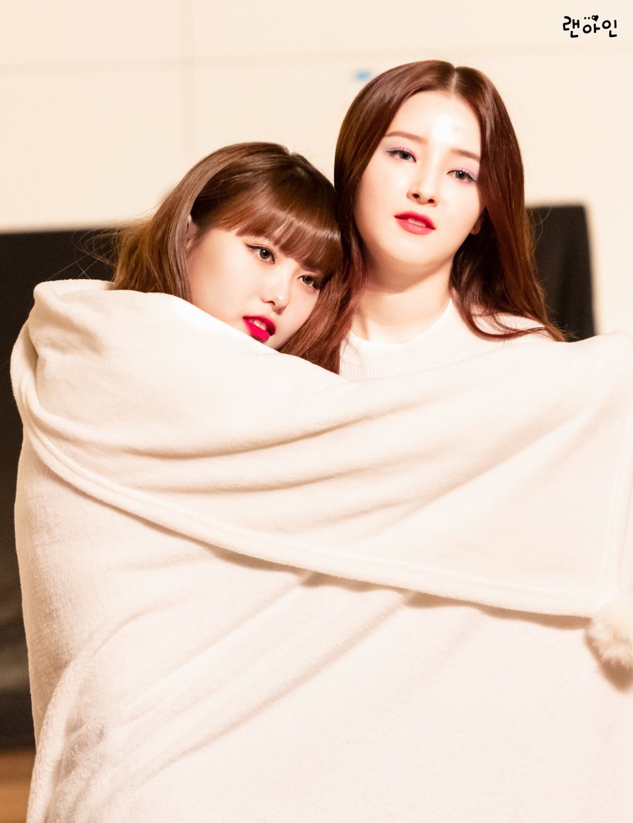 renahin___'s tweet photo. 200111 모모랜드 팬사인회

사이가 좋은 두 사람😆

#모모랜드 #MOMOLAND #モモランド #아인 #AHIN #アイン #낸시 #NANCY #ナンシー⁦@OfficialMMLD⁩ https://t.co/EBkfGfamBv