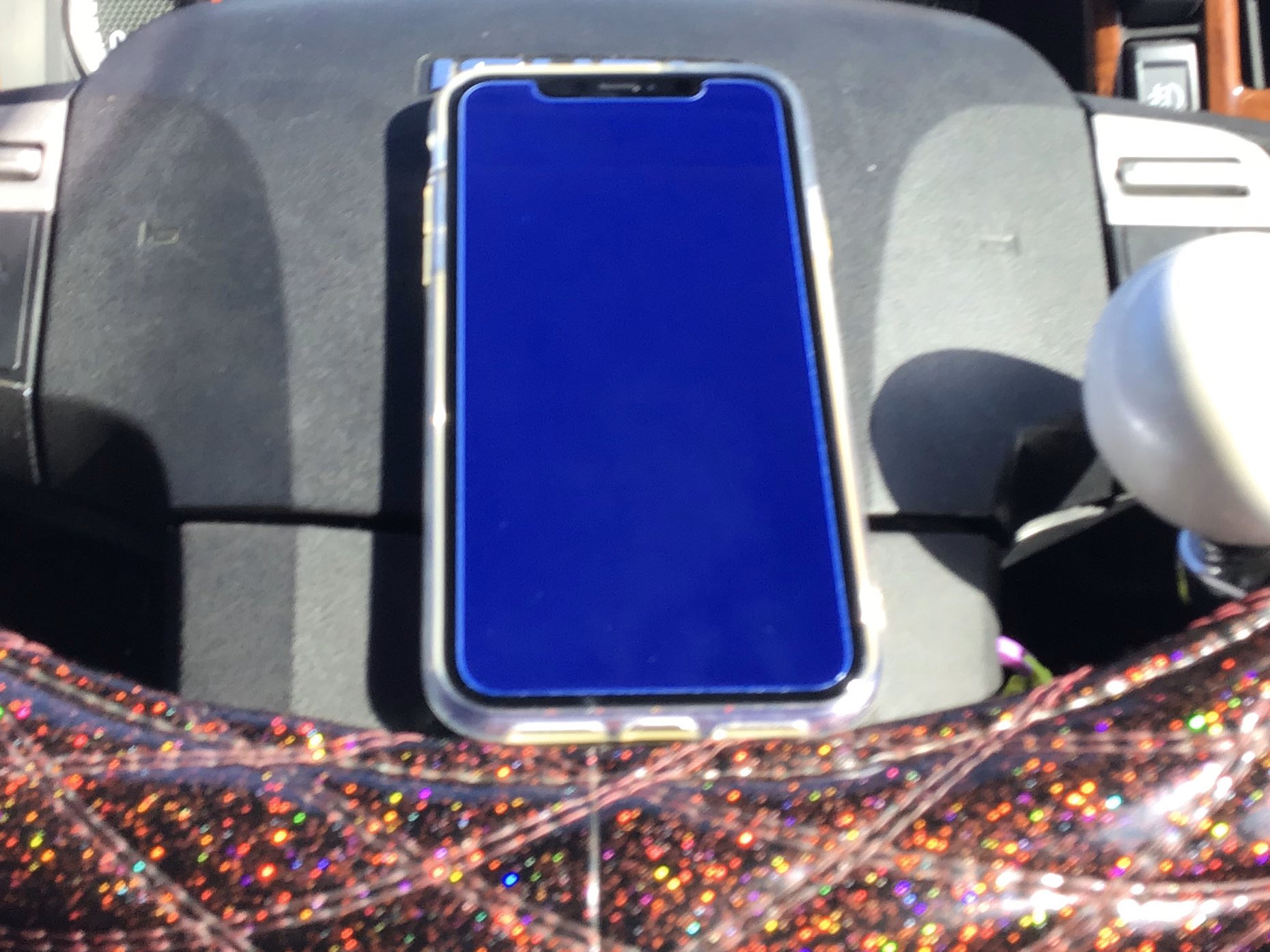 とあるゆうくん 百均のブルーライトカットガラスフィルム貼ったら画面がめちゃくちゃ青い