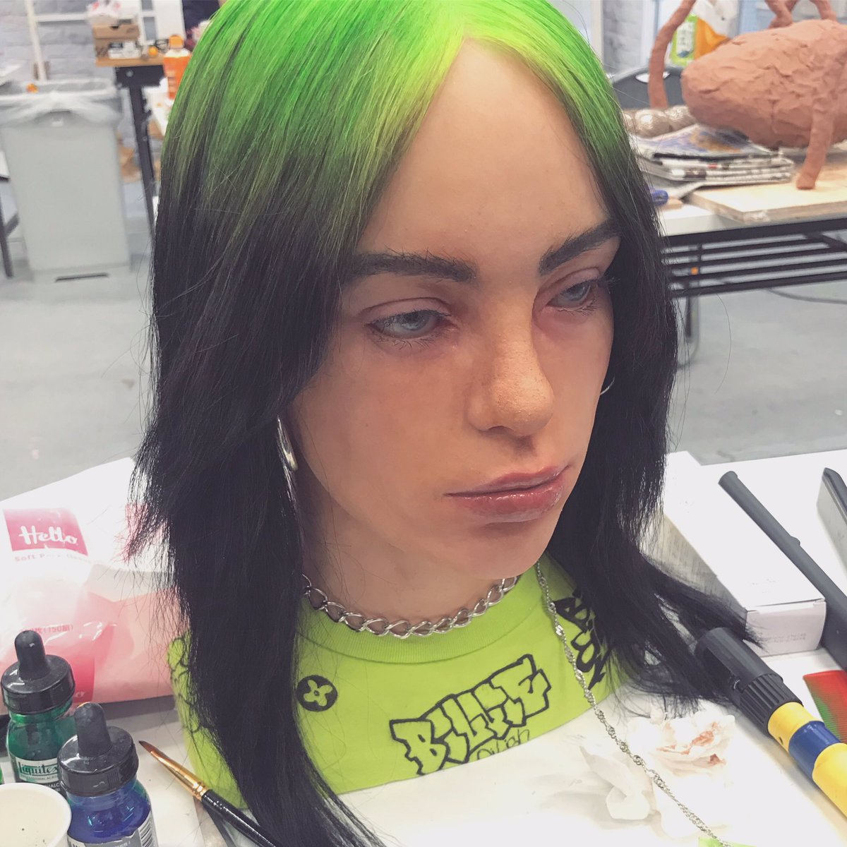 O91226_'s tweet photo. #ビリーアイリッシュ #BillieEilish 💚💚
作りました。長かったけど楽しかった！！
どうか気に入ってくれたら広めてください！
髪の毛も一本ずつ植毛してて、Tシャツの柄は手書きです。(笑)
ちなみにチケットは全滅😂 どうしても行きたいビリーの来日😂

#sfx #sculpture #fanart #彫刻 #特殊造形 https://t.co/4ln2ulAjBI