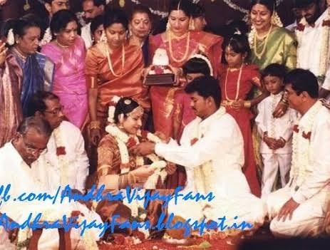 Loki199502's tweet photo. அனைத்து சாதி மத சார்ந்த தமிழ் ‌மக்களின் செல்ல பிள்ளையாக ��ிஜய் இருக்கிறார்.!! 🤩👌🔥
தமிழ்நாட்டு தங்க தமிழன் மற்றும் மக்கள் தலைவன் விஜய் !!🤩🙏

இது சிலருக்கு எரியத்தான செய்யும்!!😂

#Master @actorvijay https://t.co/Ge5zKVpgEx