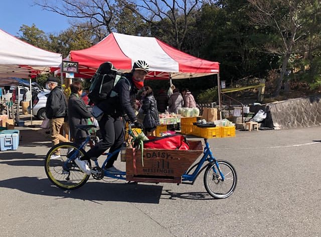 daisymessenger's tweet photo. 今日は興正寺マルシェ、カーゴバイク、トレードバイクでガシガシ運んでます！
#興正寺マルシェ #自転車de宅配 #カーゴバイク #トレードバイク　#farmersmarketdelivery #cargobike #tradebike #huntercycles #raleighnottingham https://t.co/yS9BrJNcGB