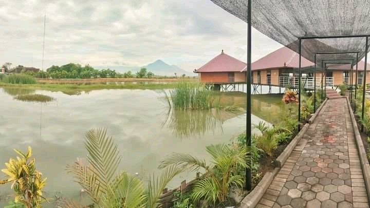 Pesona_Desa's tweet photo. Yang pengen makan2 sambil menikmati indahnya pemandangan pegunungan bisa sambil mancing juga, coba deh kunjungi Resto Apung Penatarsewu yg di kelola Bumdes SEBA (Sewu Barokah)
#PesonaDesa #SorgaDesa #WujudkanDesaSejahtera @halimiskandarnu @KemenDesa https://t.co/6ry4Nqre4n