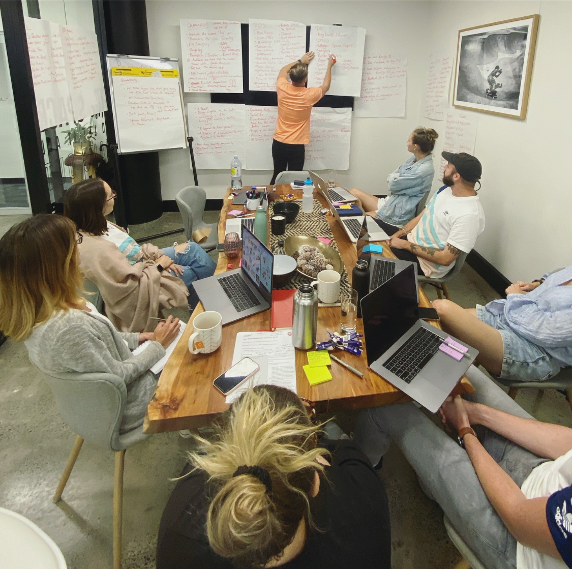wiredco_'s tweet image. Here you see some Wiredos brainstorming the creative strategy for an upcoming campaign. 🤓 Check out those GIANT post-it notes full of ideas! 🙌🏼 #nerdsatwork