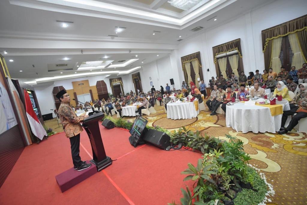 halimiskandarnu's tweet photo. Rapat Kerja Percepatan penyaluran dan pengelolaan Dana desa Tahun anggaran 2020 bersama Gubernur Jatim dan perwakilan pemangku kebijakan se Jatim.
Saya tekankan agar dana desa dimanfaatkan sesuai dengan arahan Presiden, difokuskan untuk Padat Karya Tunai Desa. https://t.co/iem3HleuQj