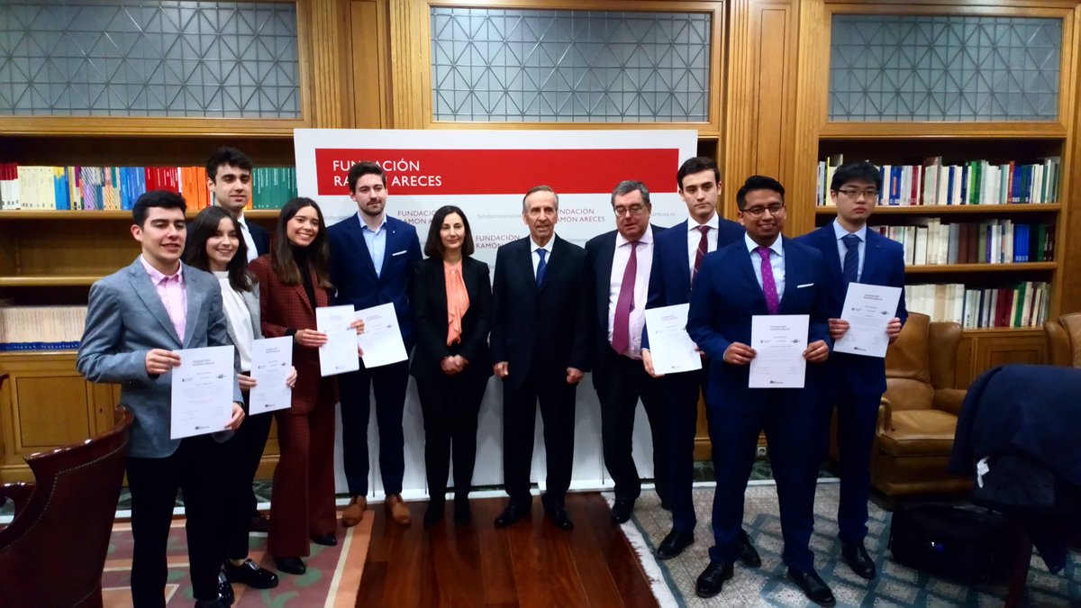 macam_uam's tweet photo. Ayer el Director de la @FundacionAreces y el profesor Cañibano hicieron entrega de las becas a nuestros alumnos de MACAM ¡Enhorabuena a todos! 
@UAM_Economicas
@UAM_Madrid https://t.co/H8A4IbUqmI