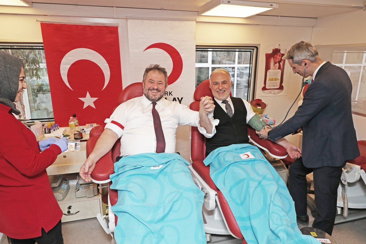 Genel Müdürümüz Dr. İzzet ALAGÖZ ve Türk Kızılay Genel Başkanı Dr. Kerem KINIK, Toplumsal Duyarlılık Projeleri kapsamında Genel Müdürlüğümüz kampüsü içerisinde kurulan KIZILAY Kan Bağış aracını ziyaret ederek kan bağışında bulundu. #KanDostum