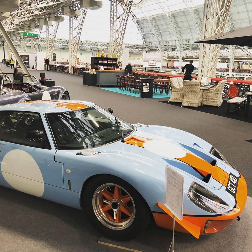 GT40 and gin! Gin Jamboree's Gin School is on tour @LCCS_ldn this weekend. Some beautiful motorcars on display!😃