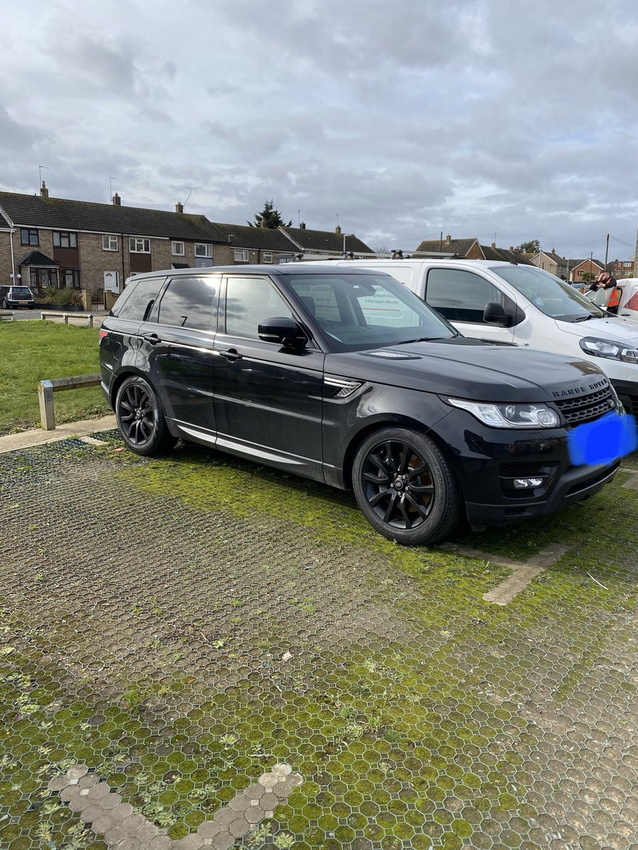 PCs Goodwin and Harper have located this stolen #RangeRover from @metpoliceuk area displaying false plates whilst proactively patrolling #Aveley this morning. Make sure you use a steering lock to deter these thieves! @essex_crime @essex_sviu