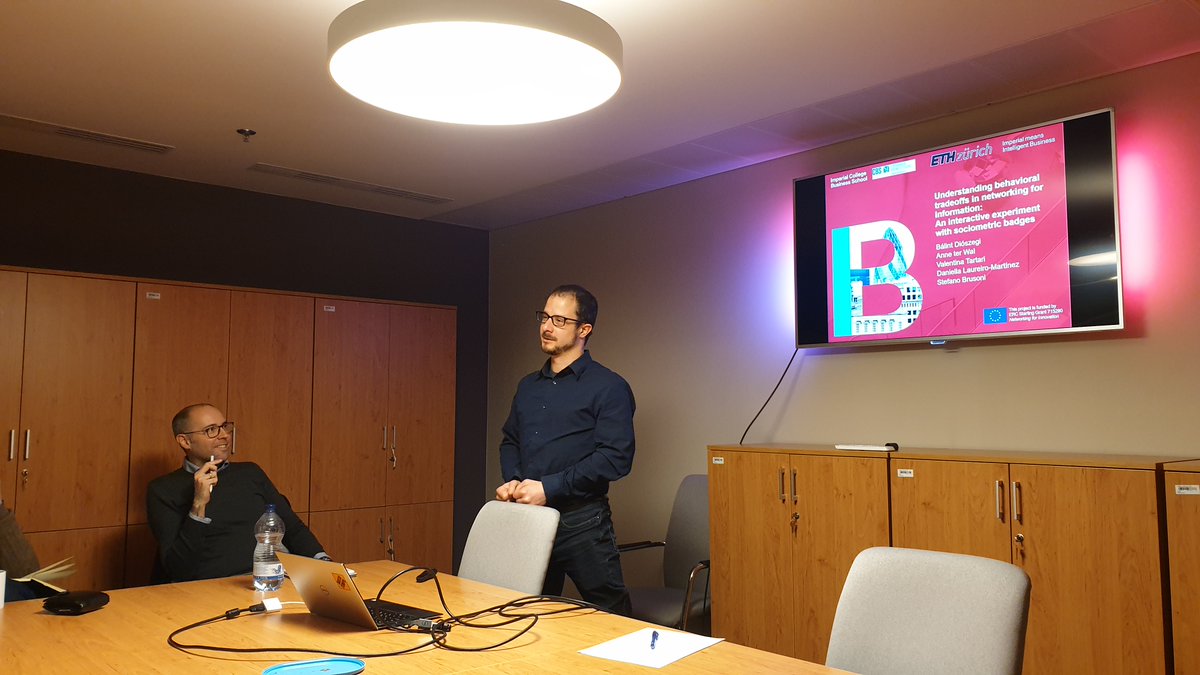 ZoltanElekes's tweet photo. Bálint Diószegi (@ImperialBiz) presents insights from cool experiment on how knowledge on the network conditions the payoff of deliberate vs spontaneous networking behavior when searching for information in a professional networking event. Seminar at #ANETLab. https://t.co/mFncvpbCby