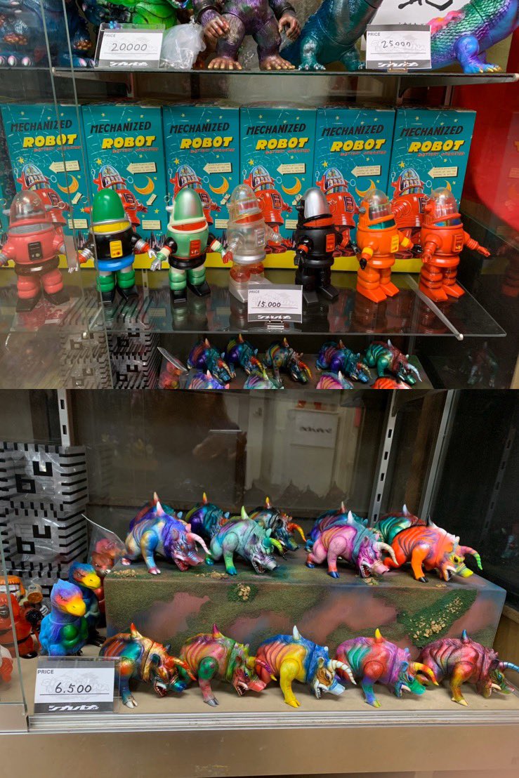 まんが宿/シカルナ工房 現在の小岩店舗の物販エリアです。 毎週土曜日