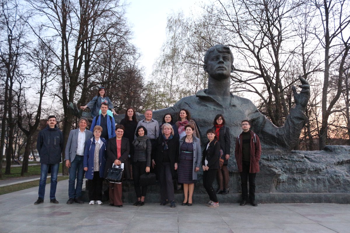 Поздравляем с профессиональным праздником всех экскурсоводов - наших проводников в мир прекрасного 🌷 Благодарных вам слушателей и нестандартных маршрутов 📢 #musrzn #музеирязанскойобласти #культура #рязань