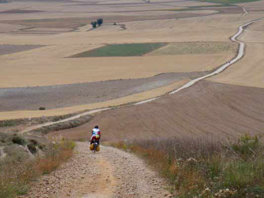 bikeitalia_it's tweet photo. ➡ Cammino di Santiago in bicicletta: 10 domande prima di partire https://t.co/DSBH20E2qT #cicloturismo #caminodesantiago https://t.co/0wXOPSgpci