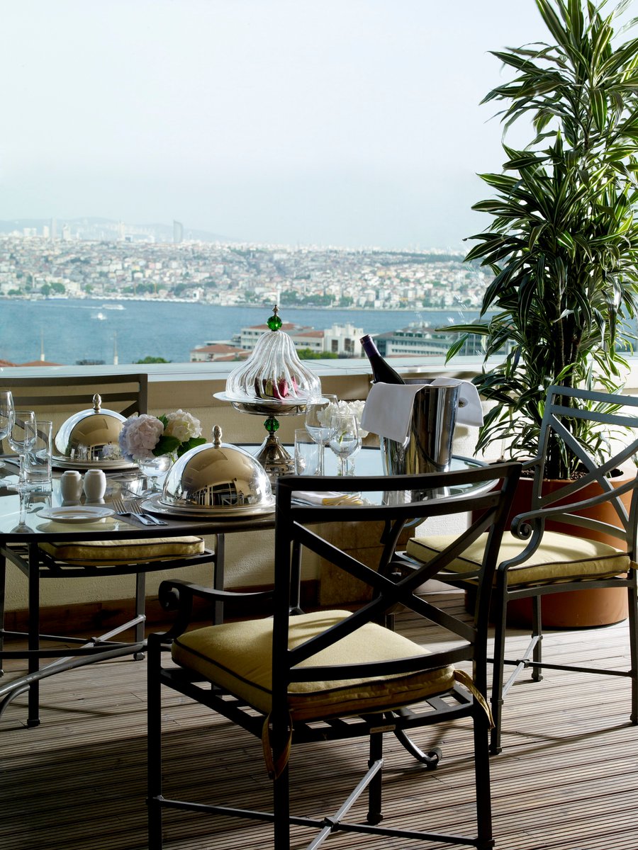 Located at the beginning of a tree-lined boulevard leading to Taksim Square, the Divan İstanbul Hotel is just a few steps away from the city center.