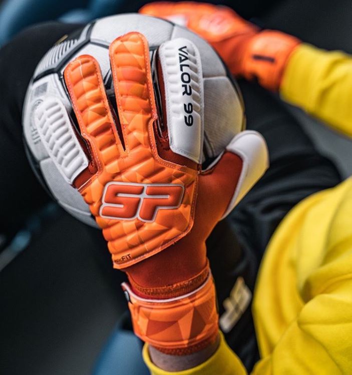 futbolemotion's tweet photo. Porque para ponerse debajo de una portería... HACE FALTA VALOR
—
@spfutbolES Valor99RL KEEPEST Pack: https://t.co/IcdVKQZu6a
—
#spfútbol #keepest 💎 #guantesdeportero #goalkeepergloves #gkgloves #FutbolEmotion https://t.co/ifyX5a4yLX