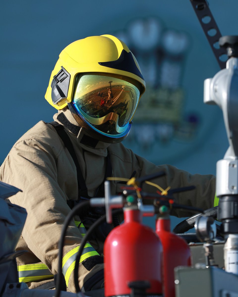 HMS Prince of Wales tweet media