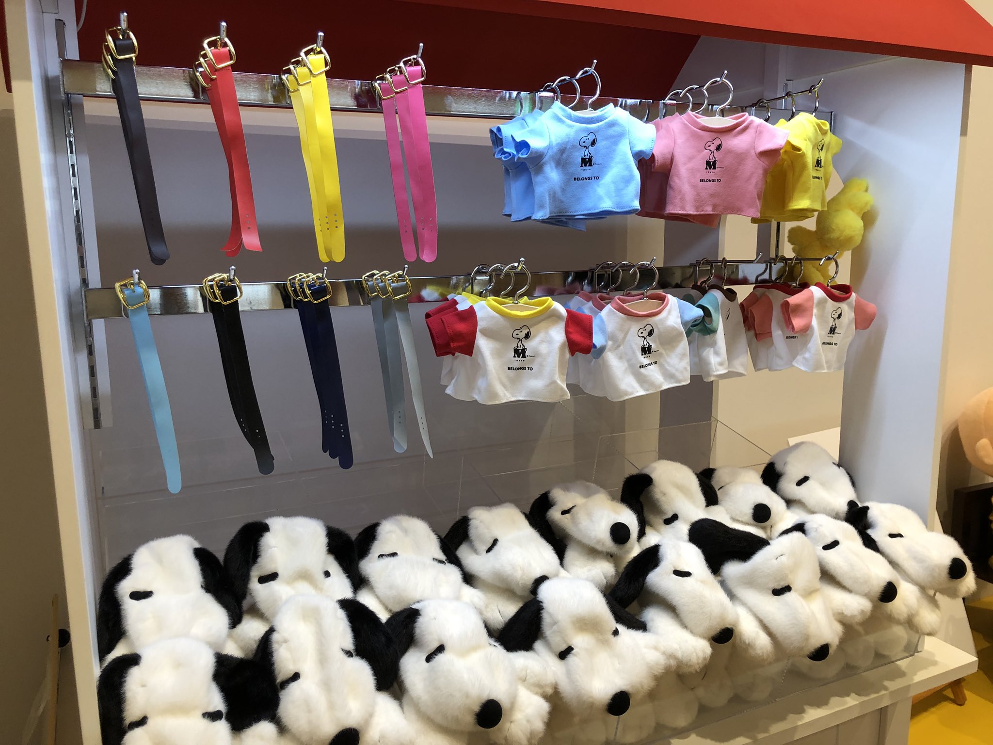 ルイ スヌーピーミュージアム ワークショップにて Snoopyのぬいぐるみ作りに 予約制です 綿が入ってないsnoopyを 選び そしてtシャツ 首輪を Tシャツには好きな文字と日付を 入れてくれます 私は黄色のtシャツと黒の首輪 そして背中の小さな穴から