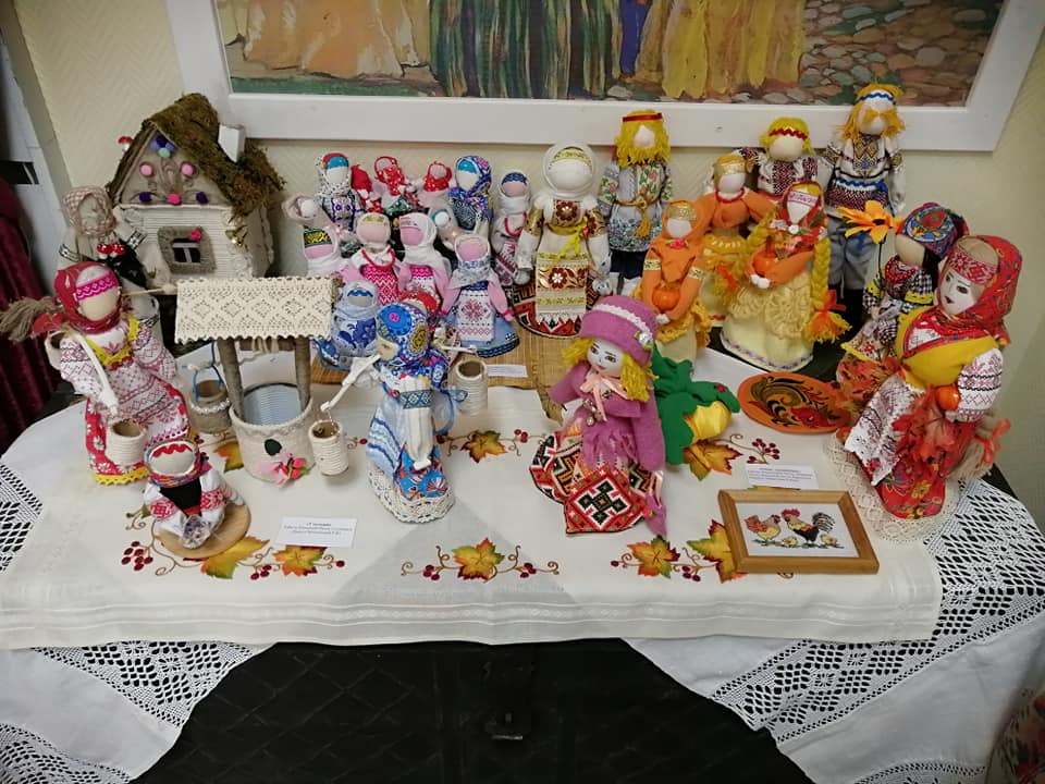 intourcenterkin's tweet image. В Кинешемском музейно-просветительском центре им. Б. М. Кустодиева (ул. Фрунзе, 9/22) работает выставка кукол выполненных по мотивам народных традиций.  Куклы изготовлены в студии "Решемская сударушка" под руководством Е. Ю. Митачкиной. Выставка будет работать до 26 февраля.