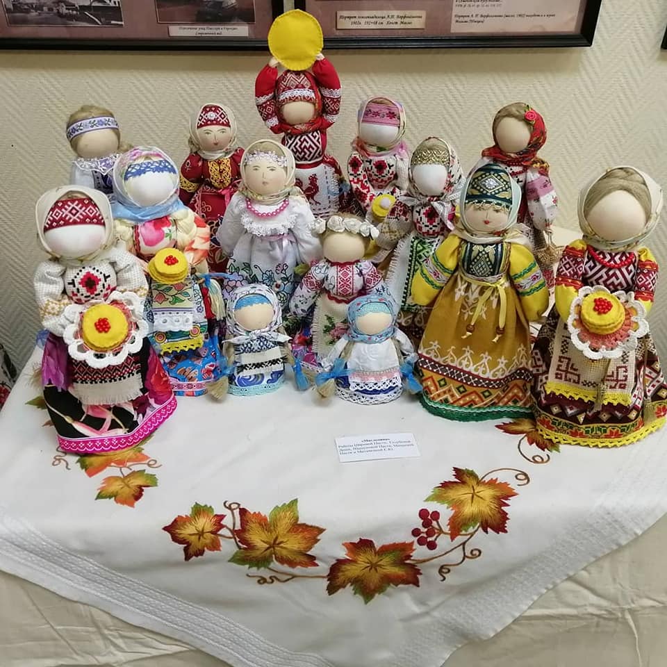 intourcenterkin's tweet image. В Кинешемском музейно-просветительском центре им. Б. М. Кустодиева (ул. Фрунзе, 9/22) работает выставка кукол выполненных по мотивам народных традиций.  Куклы изготовлены в студии "Решемская сударушка" под руководством Е. Ю. Митачкиной. Выставка будет работать до 26 февраля.