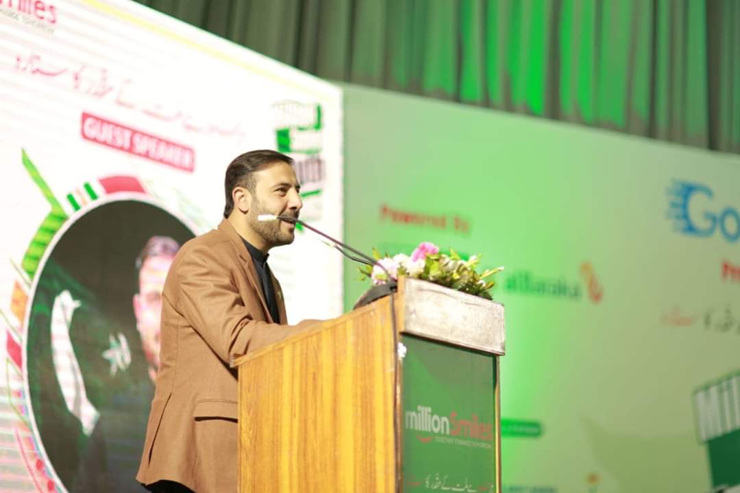 MillionSmilesPK's tweet photo. Mr. @TahirKhanReal, a renowned social activist and Vlogger on social issues from KPK gave an inspirational speech to the youth in Islamabad on #MSYC.
He is a true example how youth can make a difference. 
#2020YearOfMillionSmiles https://t.co/H9MLtRDQ1y