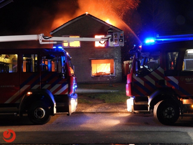 Woning verwoest door uitslaande brand - STIENS – Aan de Moundyk is in de nacht van donderdag op vrijdag een woning verwoest door een felle uitslaande brand. Net na drie... -..