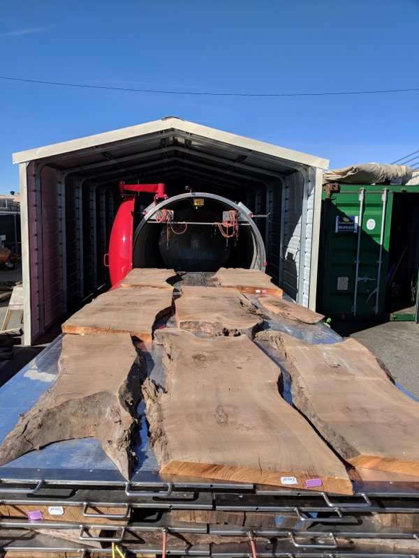 Our vacuum kilns with heating plates are the best choice for drying your hardwoods in a short time! #wooddrying #séchagedubois #oak #chêne #vacuumdrying #vacuumkiln #hardwoods #wtmvaglio #baileysonline #urbanwoodrescue