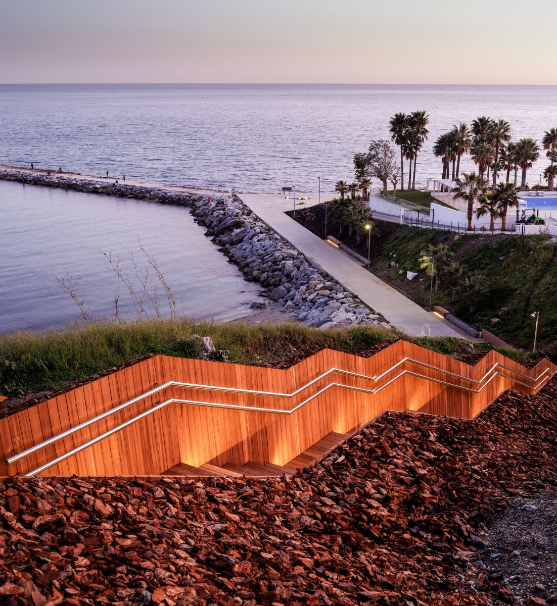 Benalmádena Costa’daki büyük turizm tesisleri arasında yer alan promenat, bölgenin denizcilik geleneği, peyzajı ve hatıraları ile ilişki kurmayı amaçlıyor. (fotoğraflar: <a href="/fernando_alda/">Fernando Alda</a>)
arkitera.com/proje/torreque…