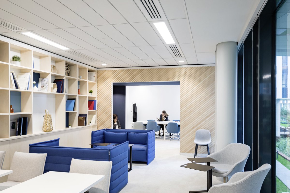 CarinePrl's tweet photo. [#Design] @EDFofficiel a inauguré fin 2019 son nouveau site appelé #Smartside. Un lieu où lumière et #energie se croisent et animent les espaces. Visite en images... via @WorkplaceMag #architecture #interiordesign #workspace #officedesign #QVT👇 https://t.co/UUQz1kpK8v https://t.co/oPLfOOyzDh