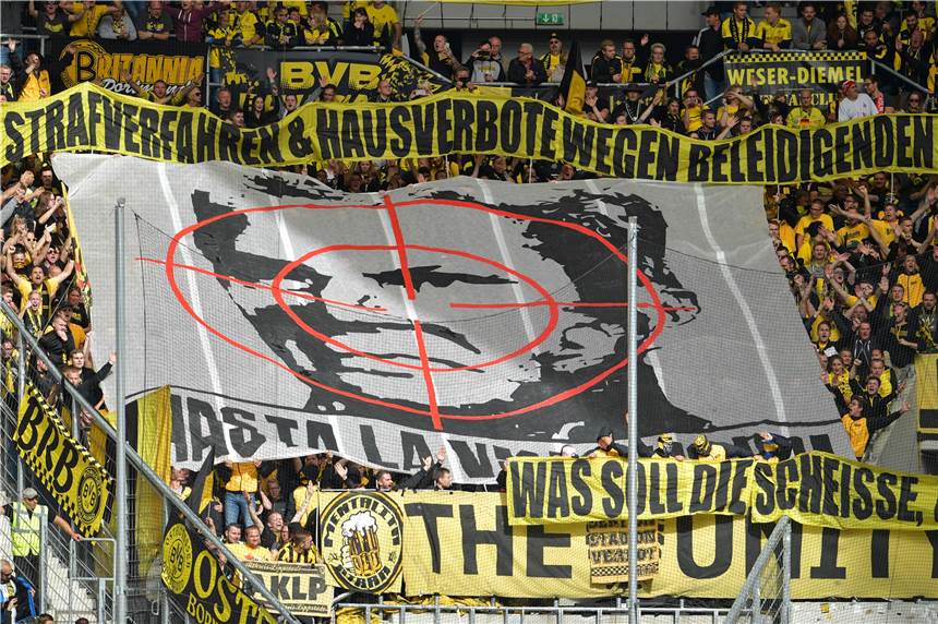 RNBVB's tweet photo. 🤬🤷♂️ Die Reaktionen auf die #Blocksperre für die #BVB-Fans in #Hoffenheim fallen unterschiedlich aus. Borussia #Dortmund äußert sich noch nicht zur Kollektivstrafe: https://t.co/Ibl70of0xn (Foto: dpa) https://t.co/W3ZMekcp95