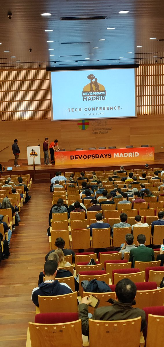 commitconf's tweet image. Ultimos  retoques antes de arrancar #devopsdaysmadrid :)