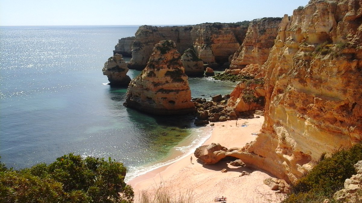 #VendrediLecture
On s'imagine déjà cet #été, entrain de bronzer sur les plus belles #plages de l'#Algarve. Sans oublier un bon petit #roman📕 
Quelles sont vos coups de coeur #littéraire du moment ?👇