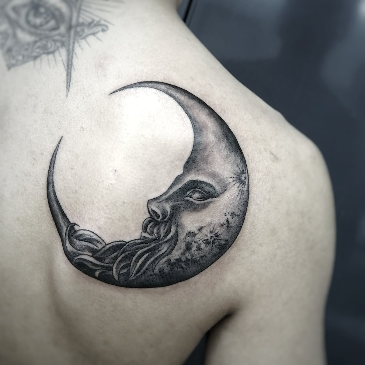 Fanatic Tattoo Ririka彫師 タトゥー 肩甲骨にお月さま こんなデザインをご希望の方は是非ririkaまでご連絡くださいませ これは持ち込みデザインのアレンジverです タトゥー 月のタトゥー Moon 宗教っぽい ギリシャ神話 好きなやつ タトゥー