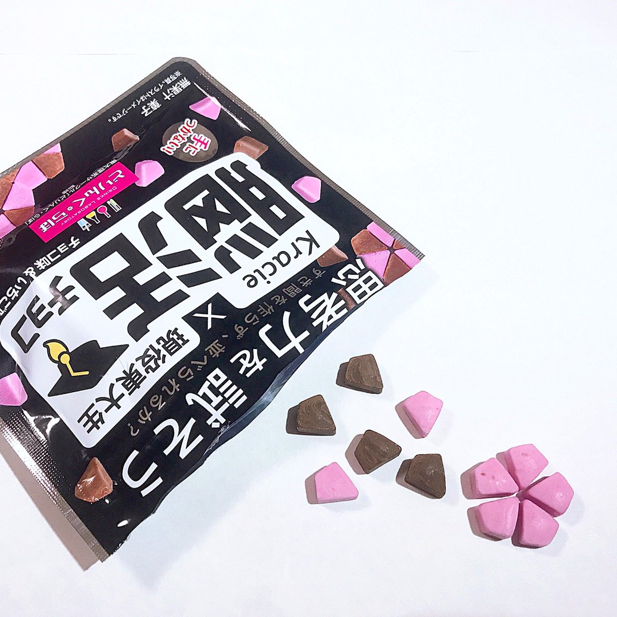 Kracie_foods's tweet photo. #脳活チョコ
パッケージ後ろのクイズにチャレンジしてみてください！
答えは
↓
↓
↓
↓
↓
↓
↓
↓
↓
↓
第1問から第4問まで、すき間を作らずにしき詰められるのは全部【A】です！
実際に並べた様子を投稿します！
しばしおつきあいください💛
#クラシエフーズ https://t.co/HWAZEXYIoH