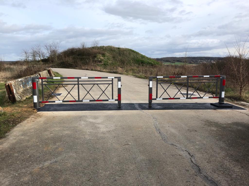 JCB a fourni et installé une barrière pivotante dans la commune de Beynes. Afin de renforcer la visibilité, nos techniciens ont également apposé des films rétroréfléchissants. Besoin d’un conseil concernant vos barrières de ville ? Notre équipe se tient à votre disposition.