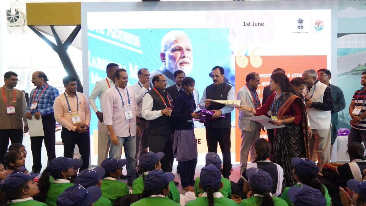 School children from #Gandhinagar visited the #CMSCOP13 exhibition at the #IndiaPavilion &amp; took part in a drawing competition themed on #Wildlife &amp; #Conservation organised by the National Museum of Natural History.
#CMSCOP13India