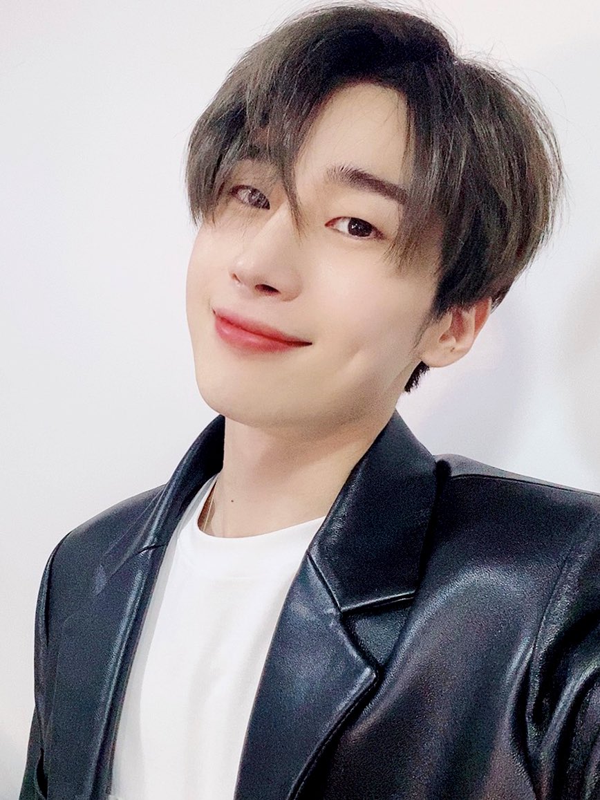 VICTON1109's tweet photo. 🦊🤳
🌑 🐺다크 우야🐺 🌑 https://t.co/9LBIJaAhjY