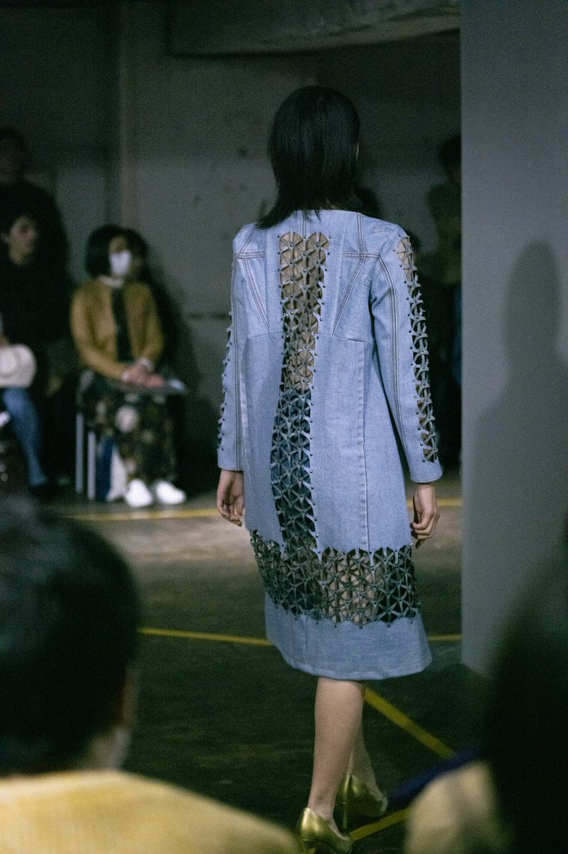 早稲田大学繊維研究会 19年度ファッションショー ひとりぼっちで踊っている にて Edwin様に頂いた10本のジーンズを用いて 不用製品のアップサイクル 再循環 にて ルックを製作しました